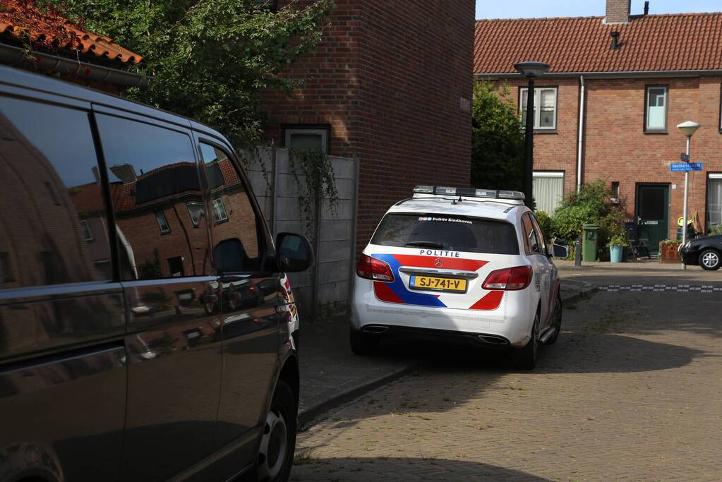 Vele vaten met grondstoffen voor drugs aangetroffen in achtertuin