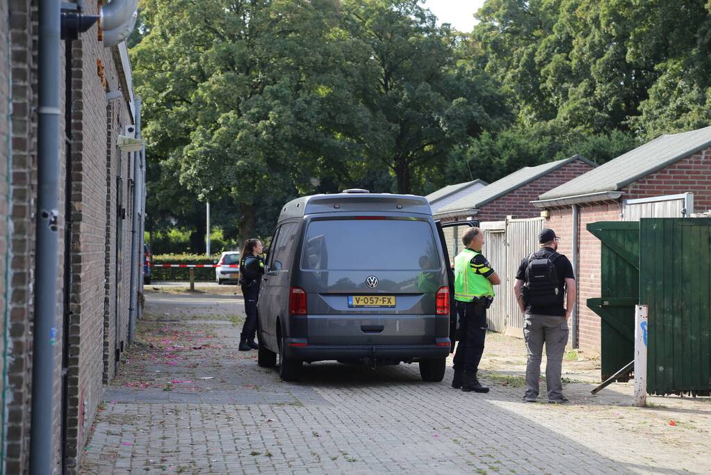 Vele vaten met grondstoffen voor drugs aangetroffen in achtertuin