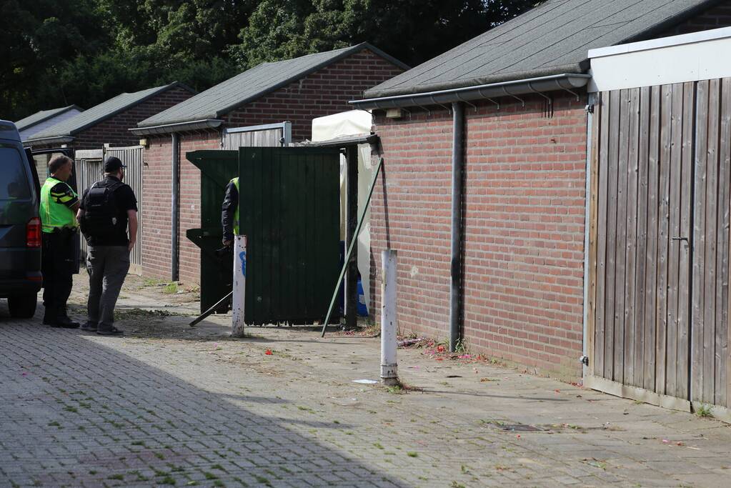 Vele vaten met grondstoffen voor drugs aangetroffen in achtertuin