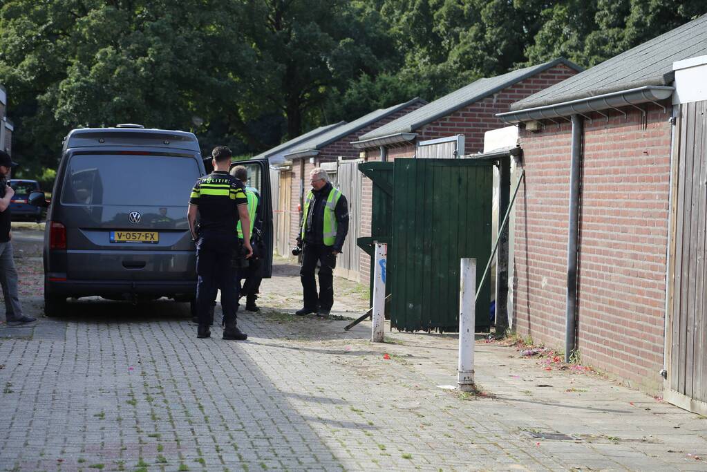Vele vaten met grondstoffen voor drugs aangetroffen in achtertuin
