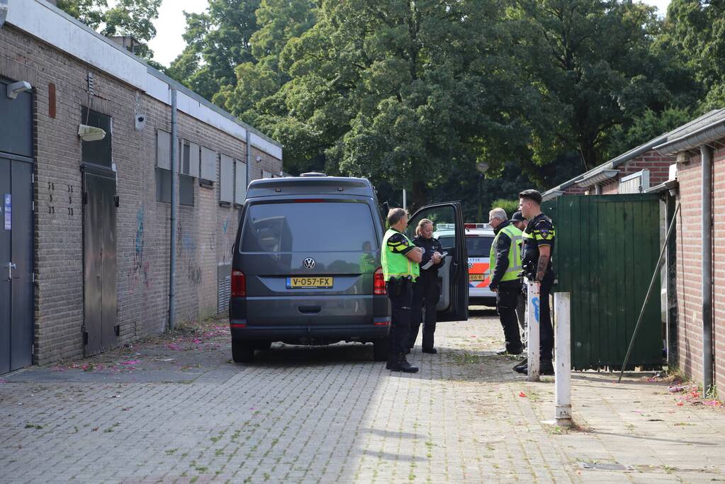 Vele vaten met grondstoffen voor drugs aangetroffen in achtertuin