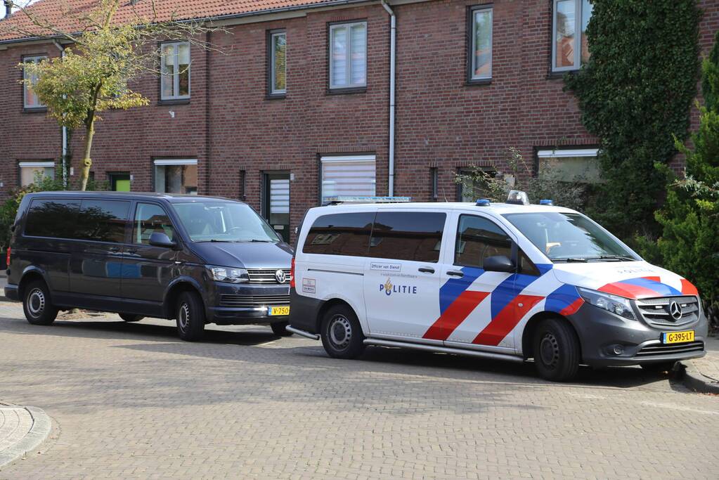Vele vaten met grondstoffen voor drugs aangetroffen in achtertuin