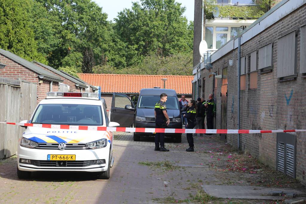 Vele vaten met grondstoffen voor drugs aangetroffen in achtertuin