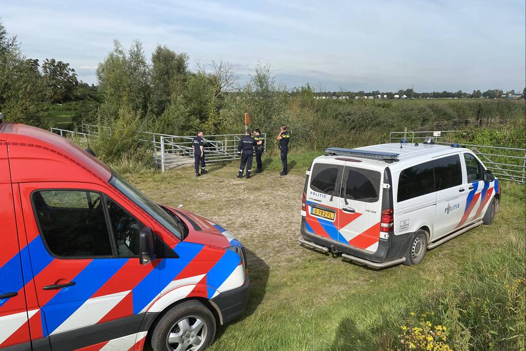 Zoekactie na aantreffen kledingstukken in natuurgebied