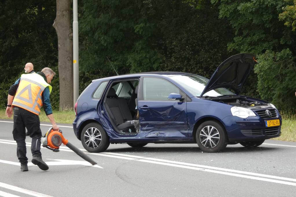Auto's botsen op kruising