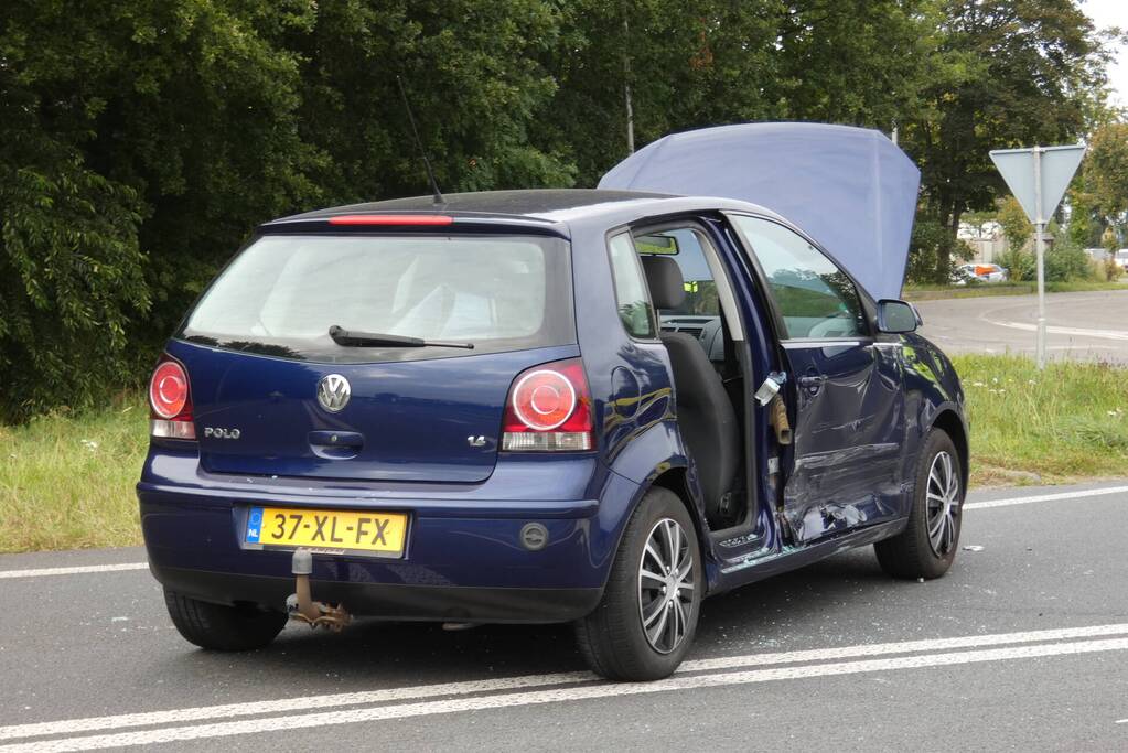 Auto's botsen op kruising