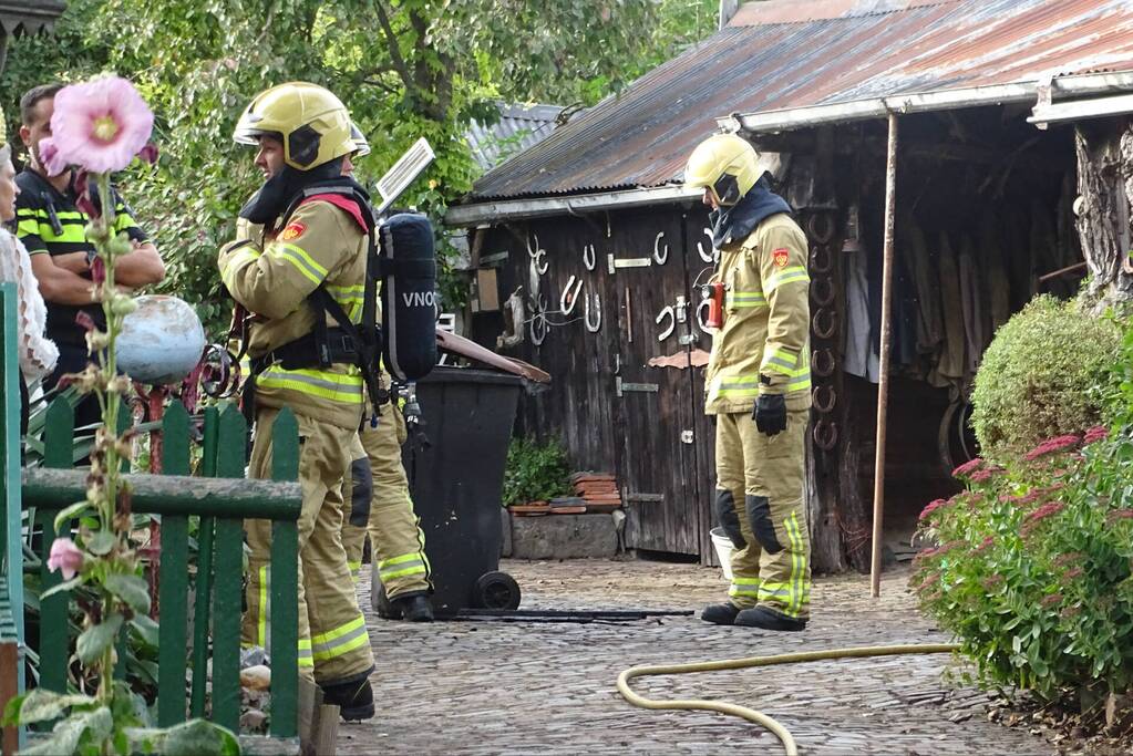 Container in schuur vat vlam