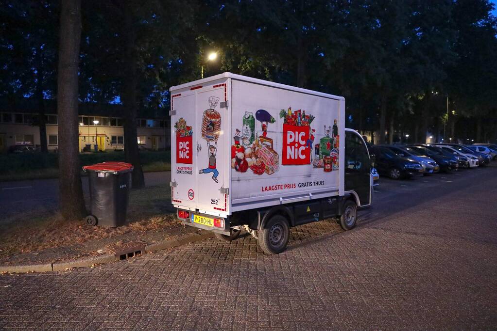 Brandweer doet controle na brand in Picnic-wagen