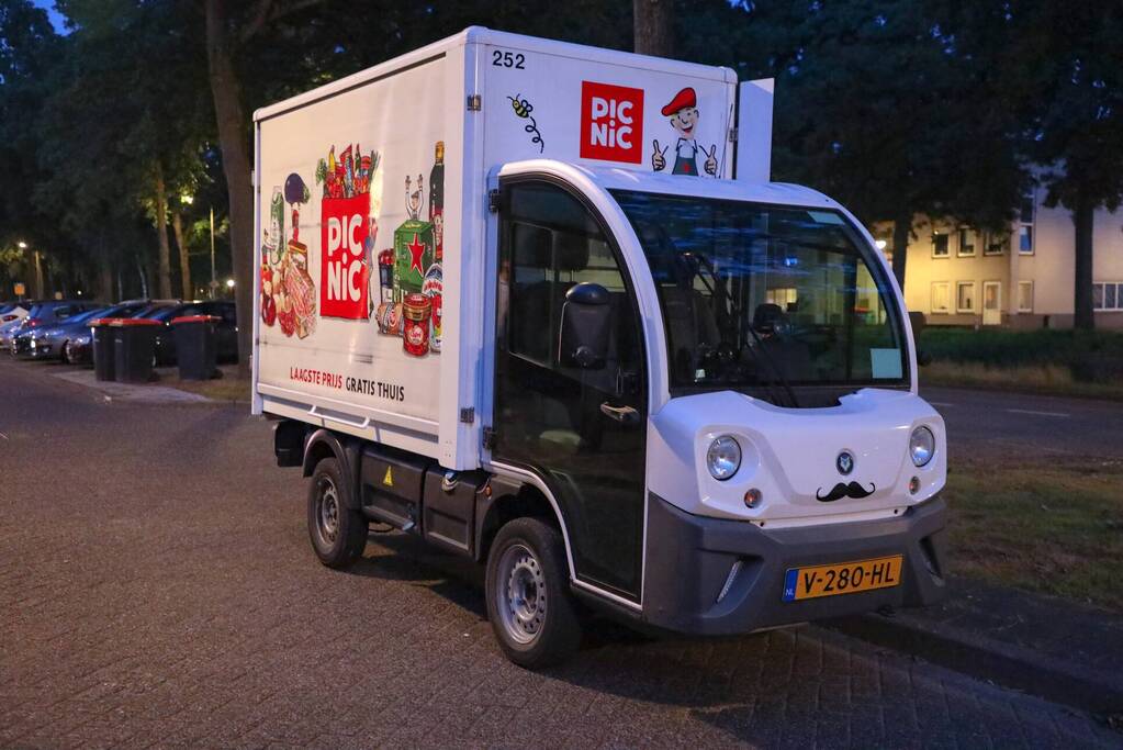 Brandweer doet controle na brand in Picnic-wagen