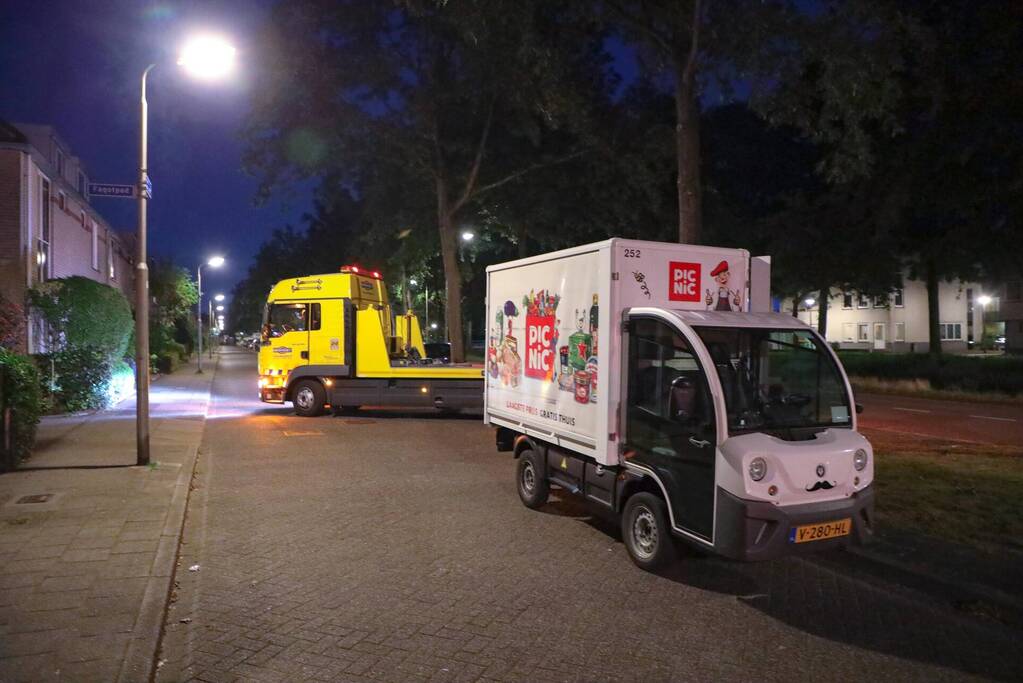 Brandweer doet controle na brand in Picnic-wagen
