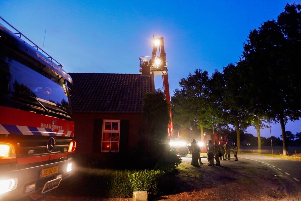 Brandweer blust brand in schoorsteen bij boerderij