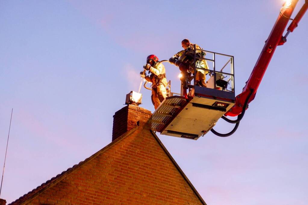 Brandweer blust brand in schoorsteen bij boerderij