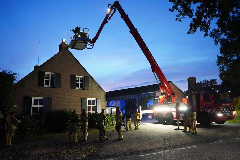 Brandweer blust brand in schoorsteen bij boerderij