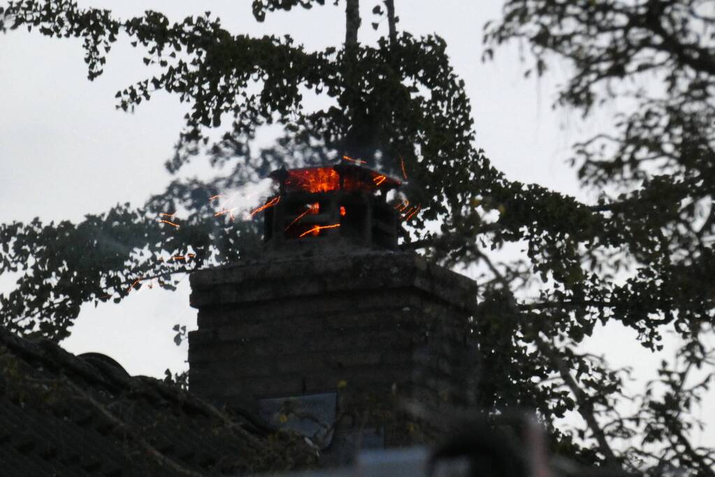 Brandweer blust schoorsteenbrand