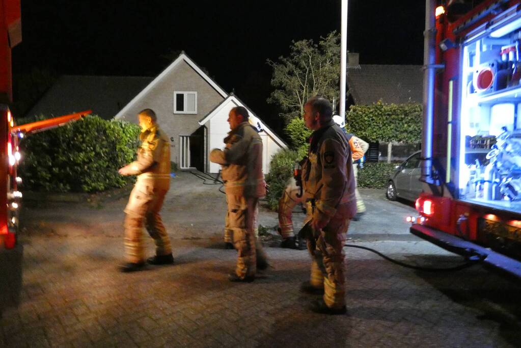 Brandweer blust schoorsteenbrand