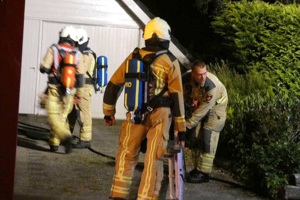 Brandweer blust schoorsteenbrand