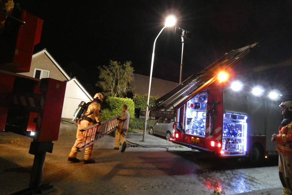 Brandweer blust schoorsteenbrand