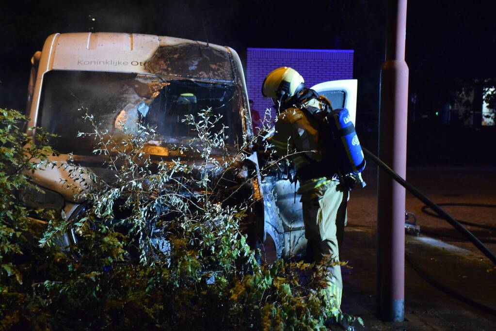 Bestelbus total-loss na brand