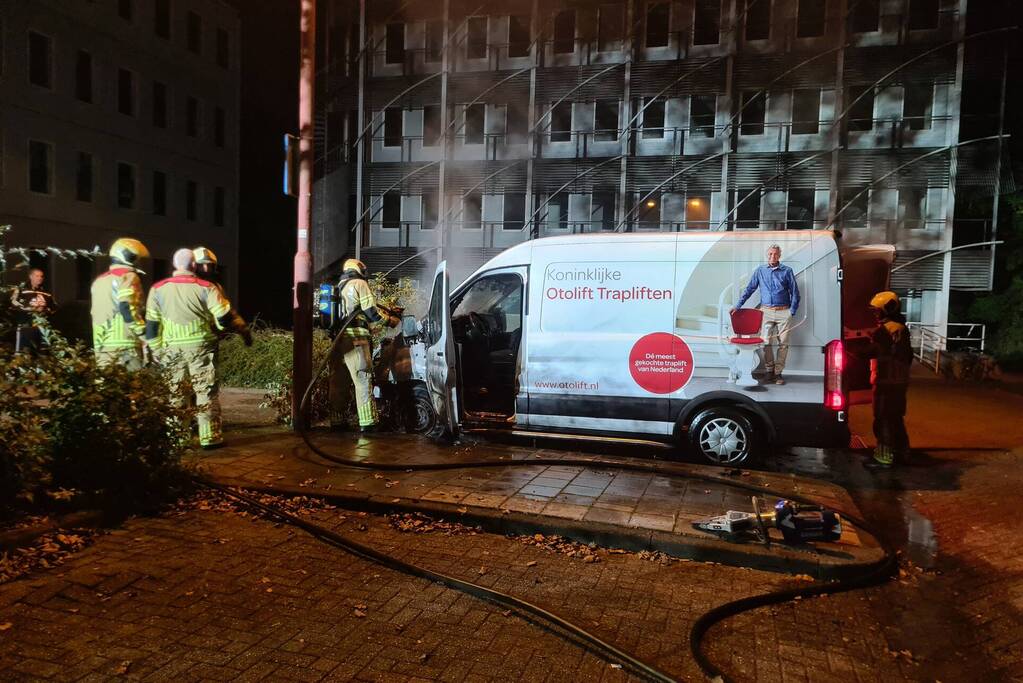 Bestelbus total-loss na brand