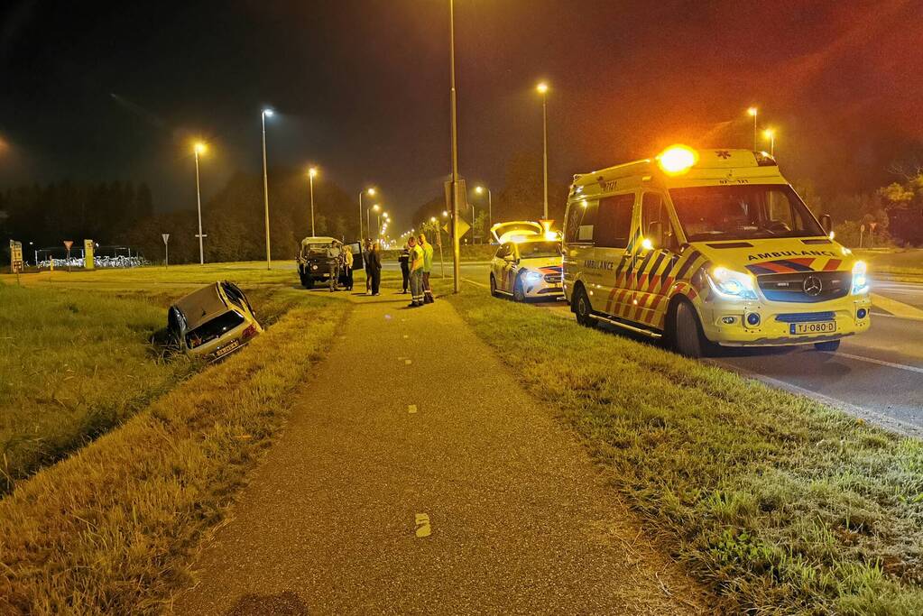 Automobiliste rijdt rechtdoor over rotonde en belandt in de sloot