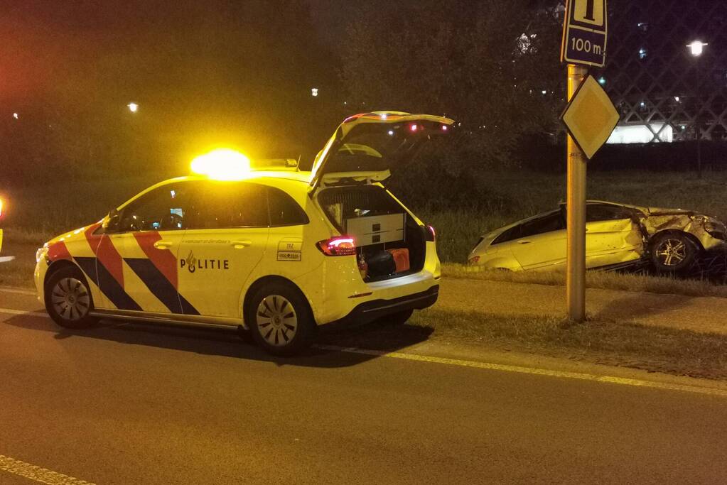 Automobiliste rijdt rechtdoor over rotonde en belandt in de sloot