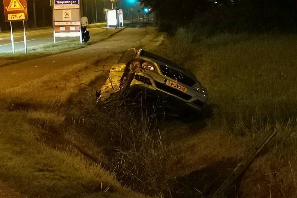 Automobiliste rijdt rechtdoor over rotonde en belandt in de sloot