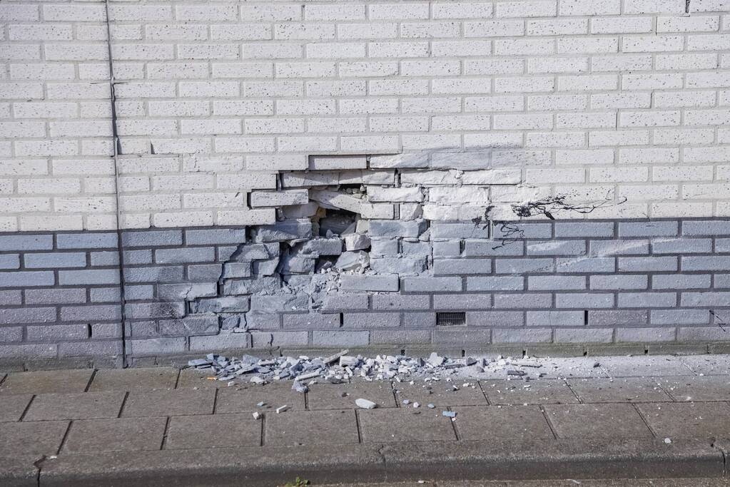 Auto rijdt tegen gevel Esso-tankstation aan