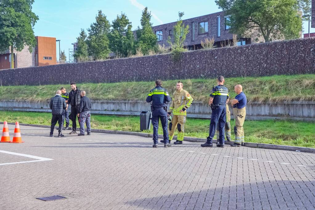 Auto rijdt tegen gevel Esso-tankstation aan