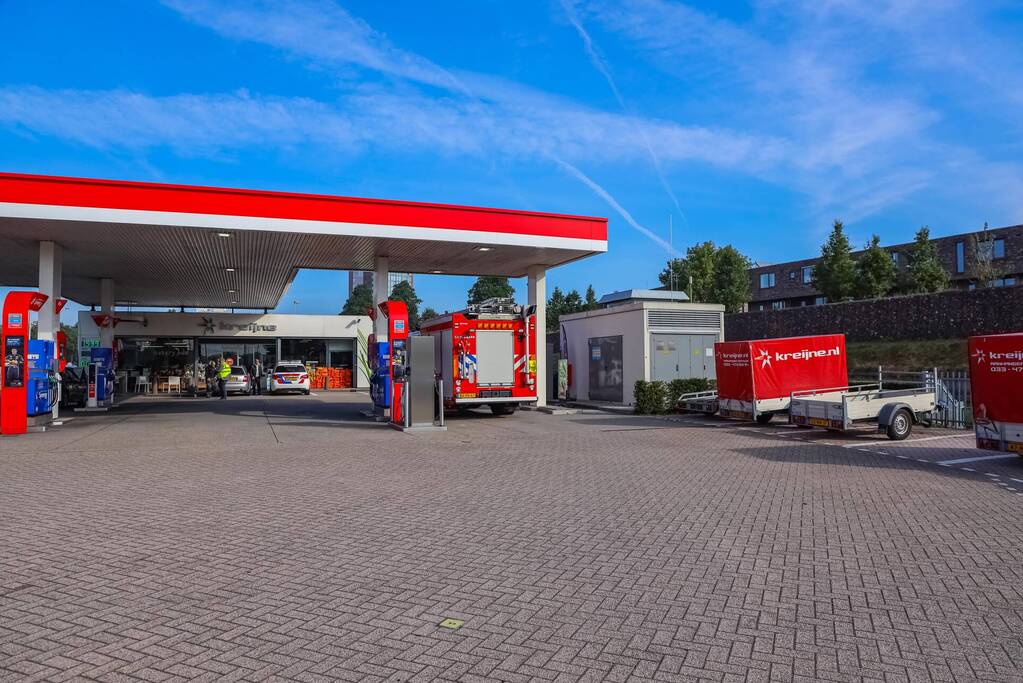 Auto rijdt tegen gevel Esso-tankstation aan