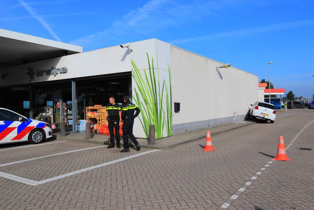 Auto rijdt tegen gevel Esso-tankstation aan