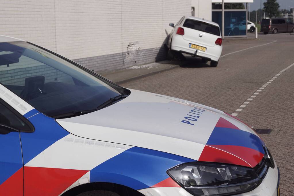 Auto rijdt tegen gevel Esso-tankstation aan