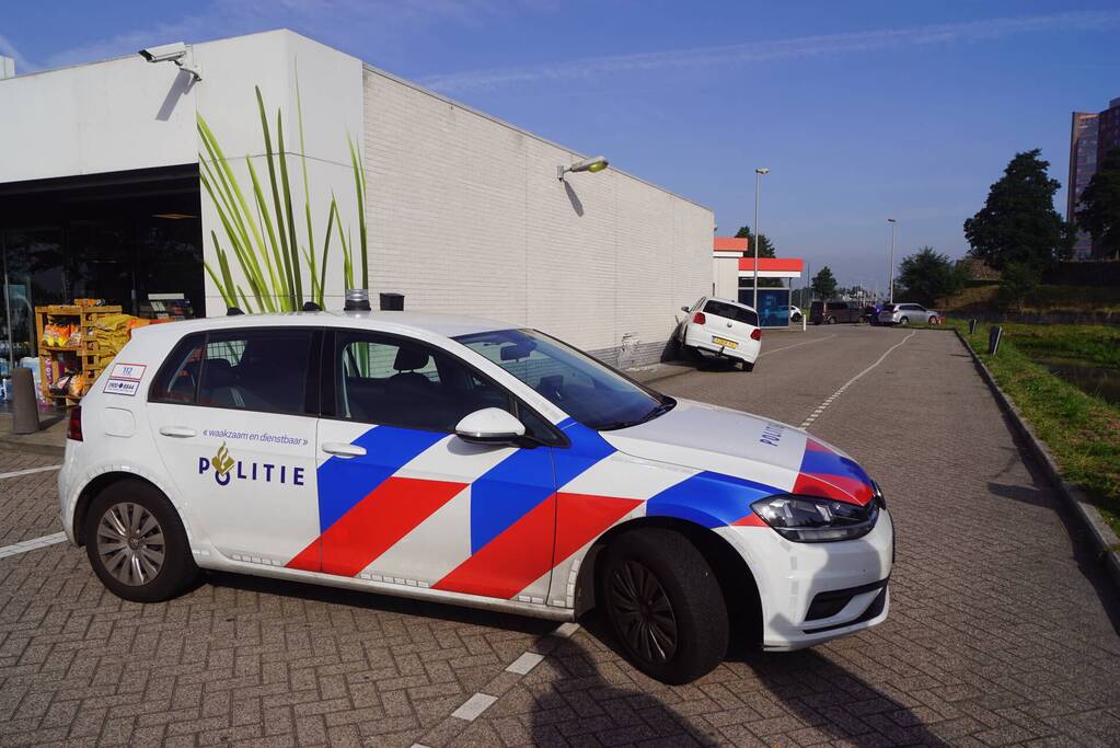 Auto rijdt tegen gevel Esso-tankstation aan