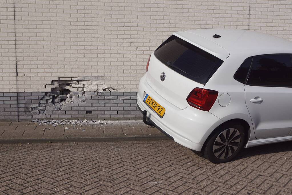 Auto rijdt tegen gevel Esso-tankstation aan