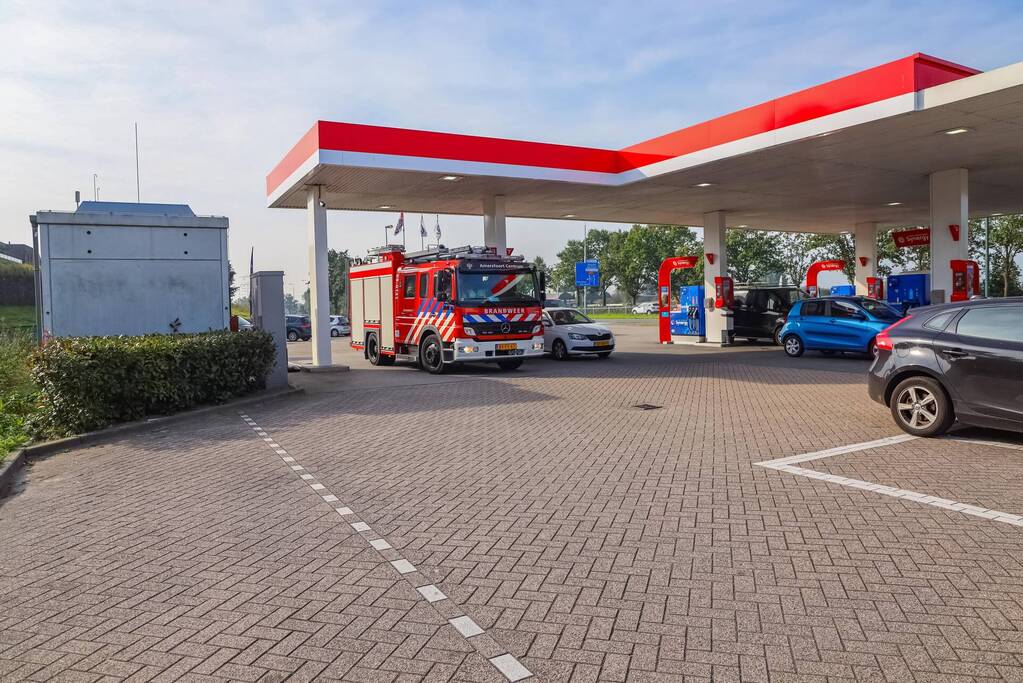 Auto rijdt tegen gevel Esso-tankstation aan