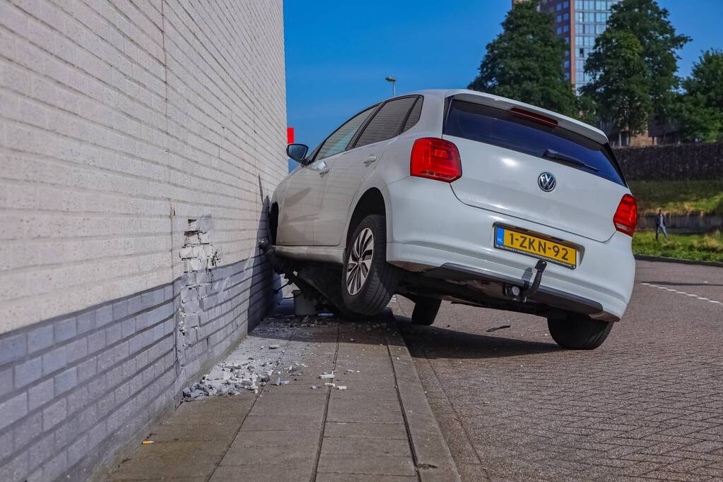 Auto rijdt tegen gevel Esso-tankstation aan