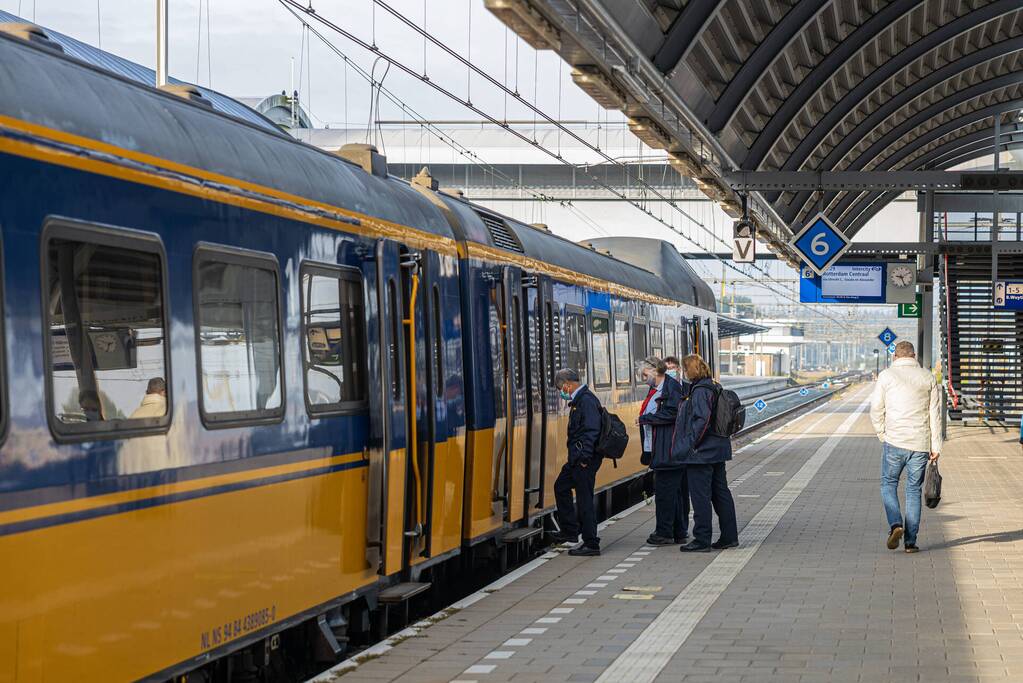 Servicemedewerkers NS leggen werk neer