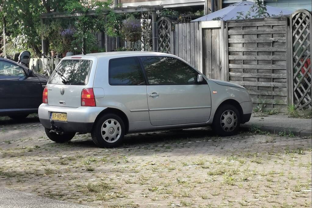 Auto vat vlam op parkeerplaats