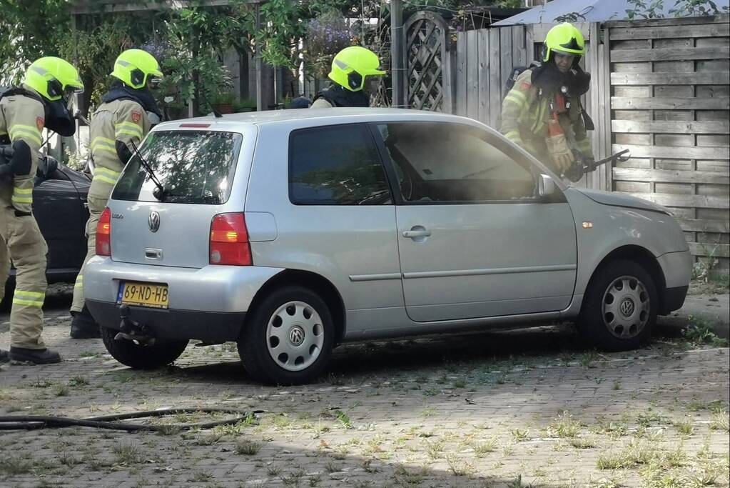 Auto vat vlam op parkeerplaats