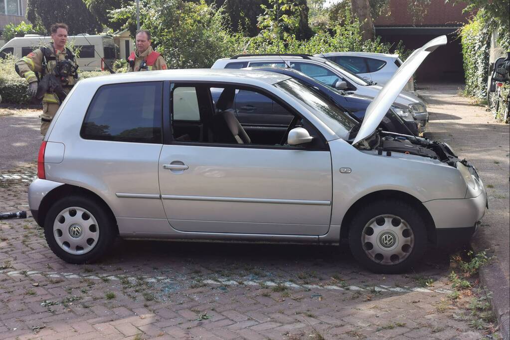 Auto vat vlam op parkeerplaats