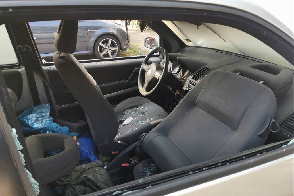 Auto vat vlam op parkeerplaats