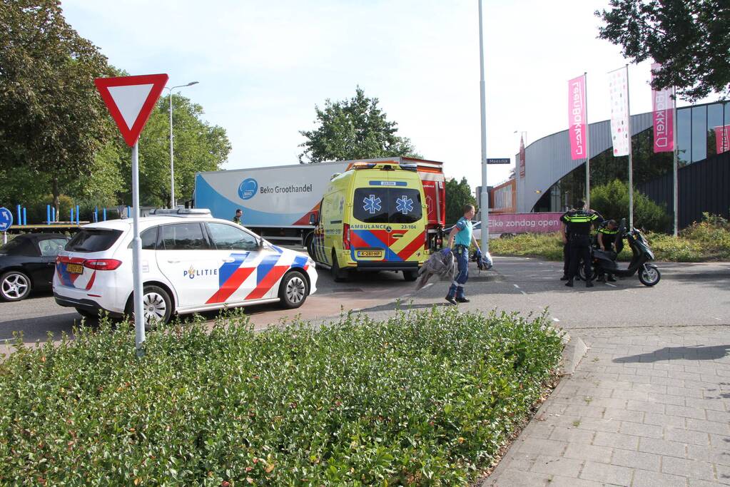 Scooterrijder aangereden door auto op rotonde