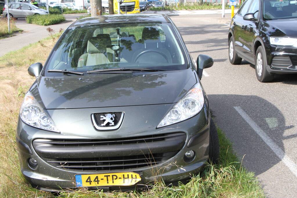 Scooterrijder aangereden door auto op rotonde