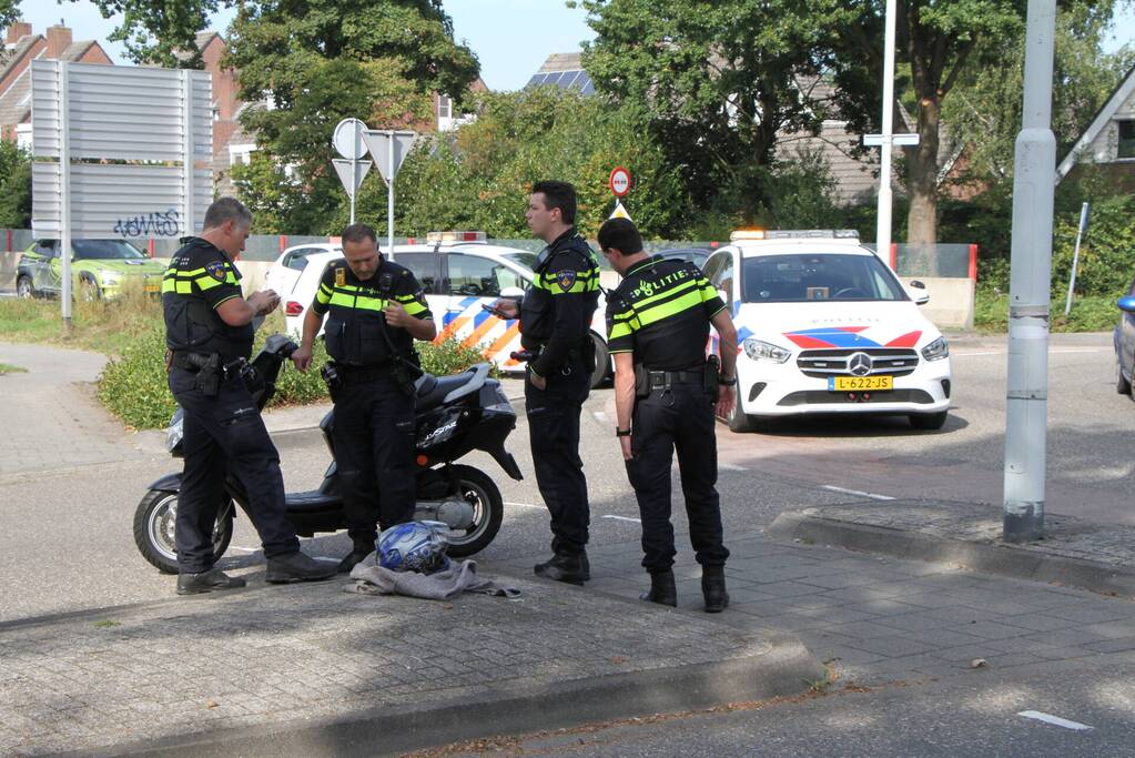 Scooterrijder aangereden door auto op rotonde