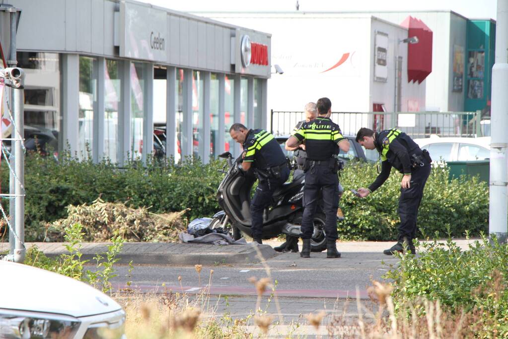 Scooterrijder aangereden door auto op rotonde