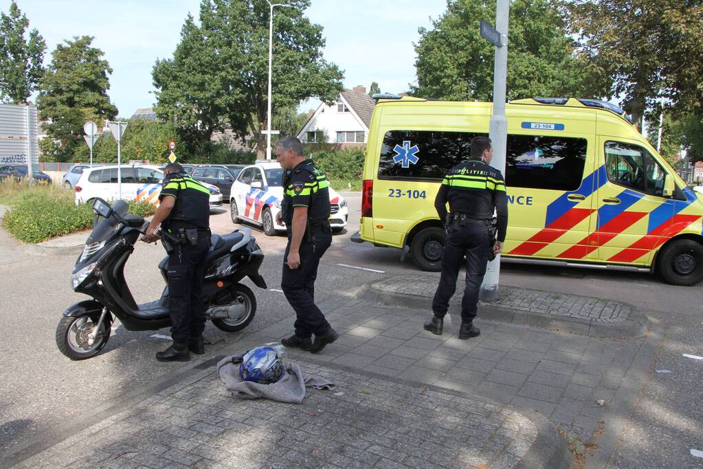 Scooterrijder aangereden door auto op rotonde