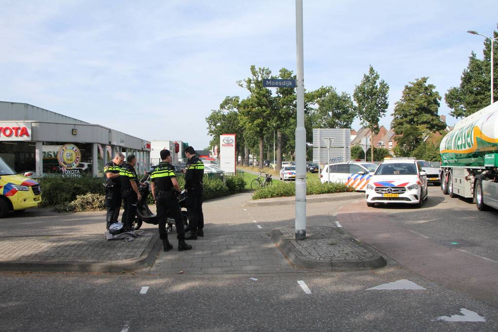 Scooterrijder aangereden door auto op rotonde