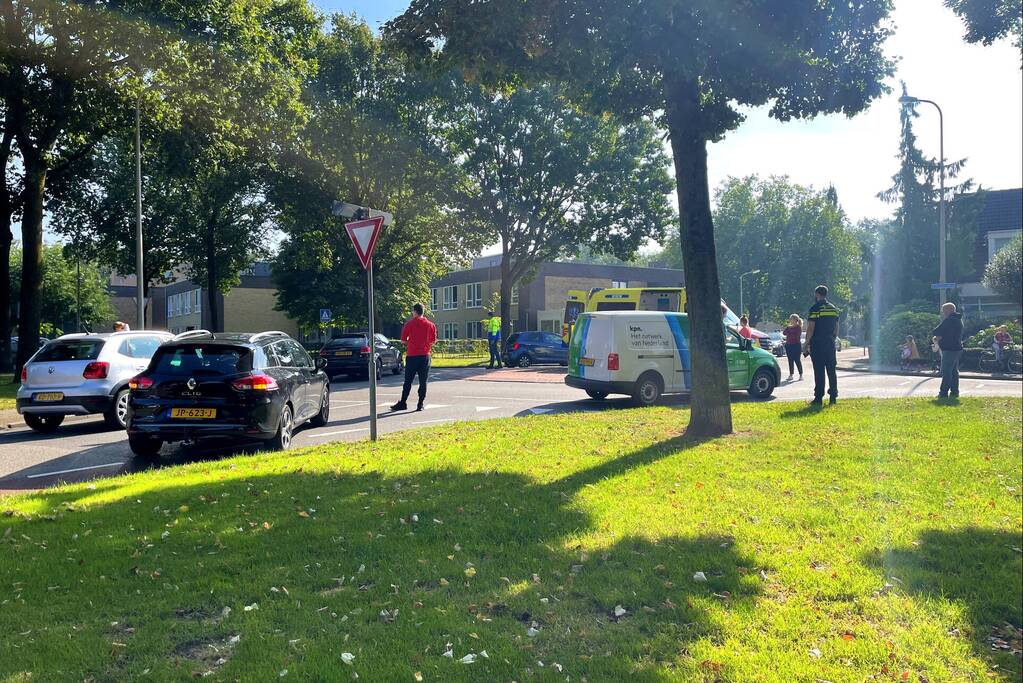 Fietser aangereden door auto op rotonde