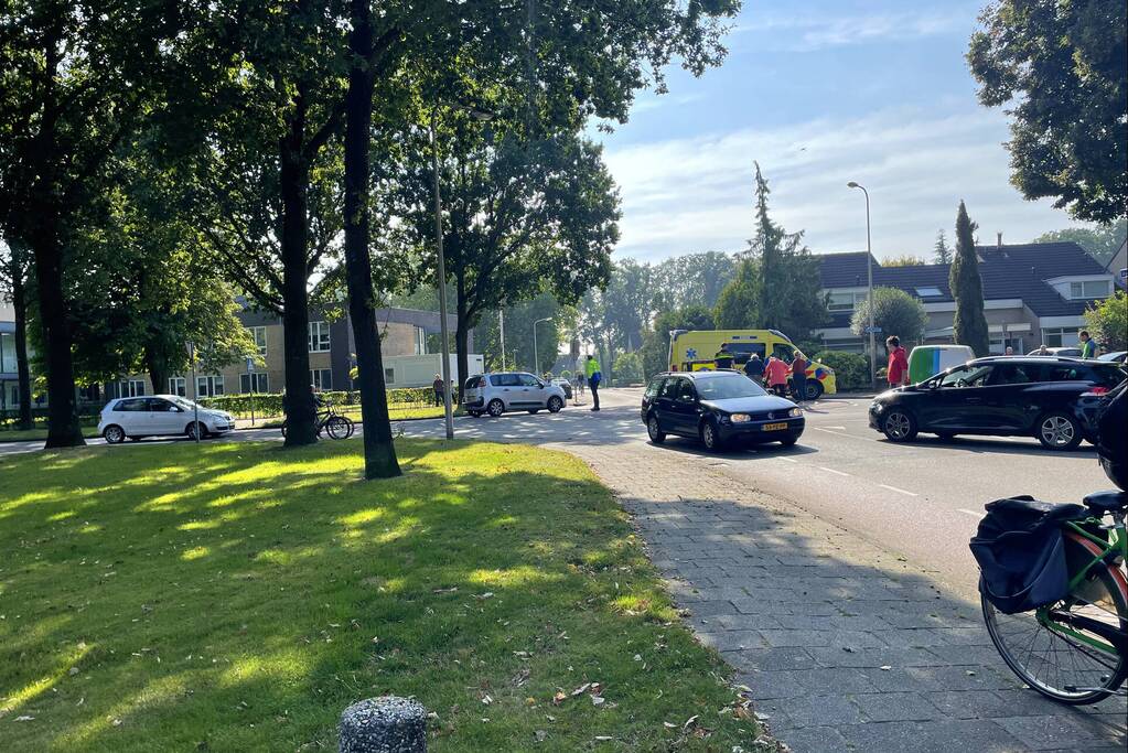 Fietser aangereden door auto op rotonde