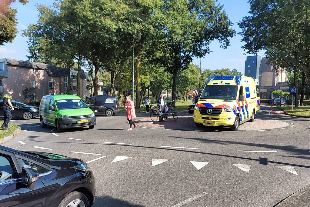 Fietser aangereden door auto op rotonde