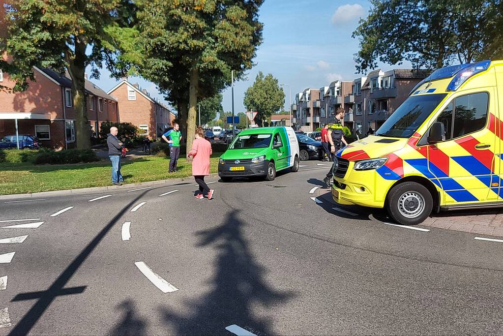 Fietser aangereden door auto op rotonde